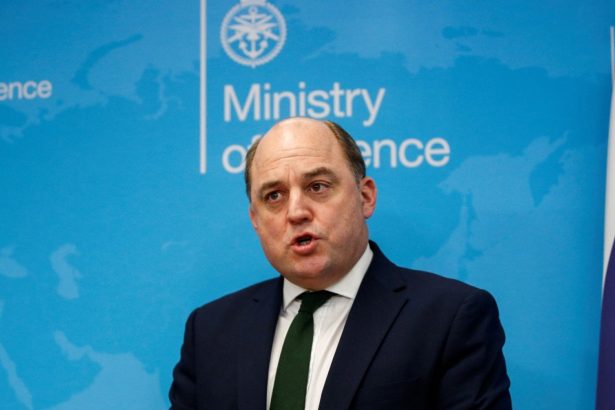 rusia a emis un mandat de arestare pe numele unui fost sef al apararii din marea britanie 6a0597eb9ad3e