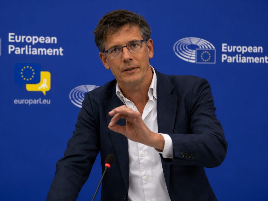 verzii europeni pierd unul dintre cei mai influenti lideri bas eickhout demisioneaza dupa dezvaluiri interne 6a1193f90510e