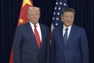 Donald Trump and Xi Jinping at the Beijing summit, symbolising U.S.–China rivalry, strategic stability, Taiwan tensions and the selective co-management of global power.