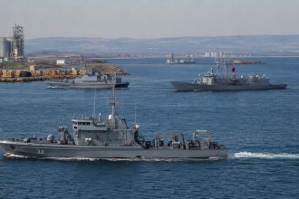 Bulgaria la Marea Neagră nave militare aliate în Marea Neagră, simbol al cooperării dintre Bulgaria, România și Turcia pentru securitate regională NATO.
