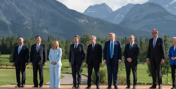 Donald Trump și Emmanuel Macron la summitul G7 din Franța, pe fundalul crizelor privind acordul SUA-Iran, Strâmtoarea Hormuz, Ucraina și mineralele critice.