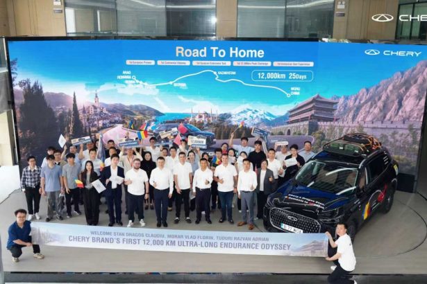 Dragoș Stan, membru POSA, la volanul unui Chery Tiggo 9 în expediția Romania to China with Chery, premieră pentru industria auto românească.
