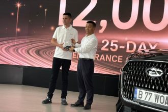 Dragoș Stan, POSA member, behind the wheel of a Chery Tiggo 9 during the Romania to China with Chery expedition, a first for Romania’s automotive industry.