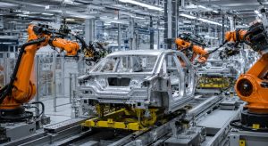 European auto industry in the green transition, with electric vehicles, batteries, charging infrastructure and a map of Europe symbolizing industrial competition with China.