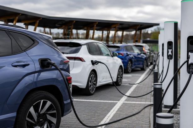 ndustria auto europeană în tranziția verde, cu vehicule electrice, baterii, infrastructură de încărcare și harta Europei în fundal, simbolizând competiția industrială dintre Europa și China.