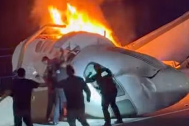 avion privat prabusit pe o autostrada din texas soferii au spart geamurile aeronavei pentru a salva supravietuitorii 6a324fe4d64a3