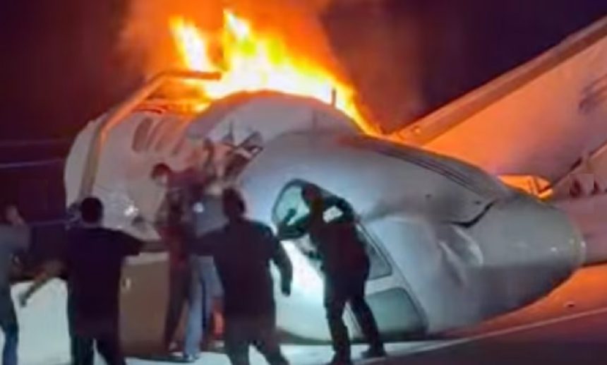 avion privat prabusit pe o autostrada din texas soferii au spart geamurile aeronavei pentru a salva supravietuitorii 6a324fe4d64a3