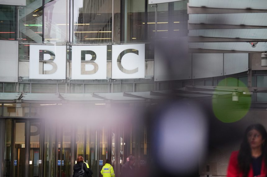 bbc va taia 550 de locuri de munca in cadrul planului de reducere a cheltuielilor vor fi concedieri si in cadrul diviziei de stiri 6a32bfc937d19
