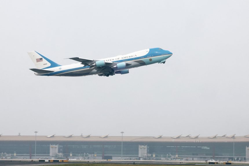casa alba isi ia ramas bun de la avionul prezidential air force one care este in serviciu de peste 30 de ani 6a3473a05ce5c