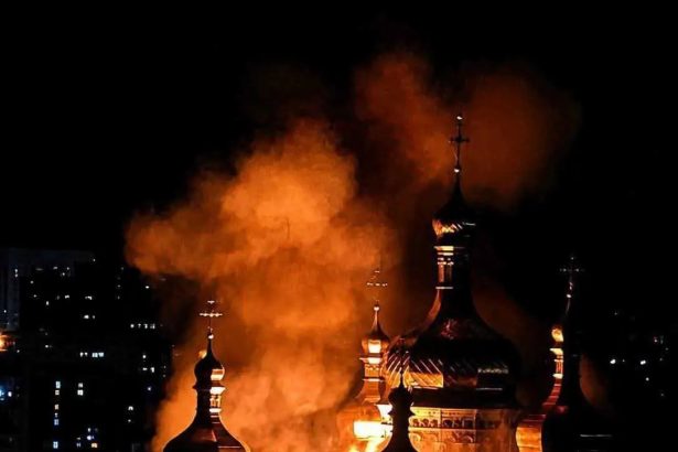 catedrala adormirii maicii domnului din kiev in flacari dupa un atac rusesc andrei caramitru ma intreb ce or sa zica zuzuranistii 6a2f971cd22d5