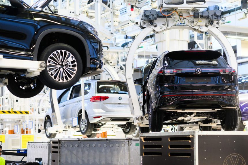 cel mai mare producator auto european intra in survival mode va inchide fabrici si va concedia 100 000 de oameni 6a3e63c45c3d2
