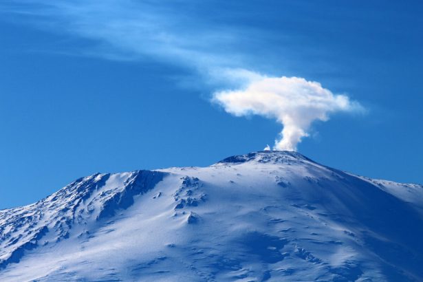 cel mai sudic vulcan activ de pe pamant surprinde din nou din craterul sau ajung in atmosfera particule de aur 6a43c0bda806c