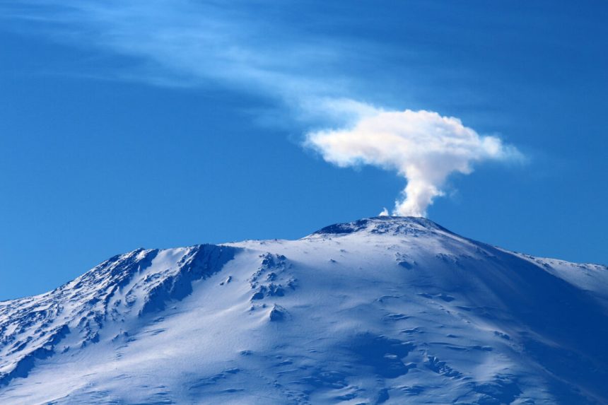cel mai sudic vulcan activ de pe pamant surprinde din nou din craterul sau ajung in atmosfera particule de aur 6a43c0bda806c
