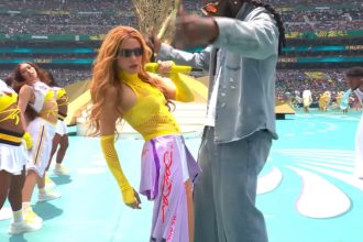 cm 2026 momentul viral al serii shakira continua sa danseze in timp ce organizatorii incercau sa o conduca in afara terenului 6a2b809fdf95b