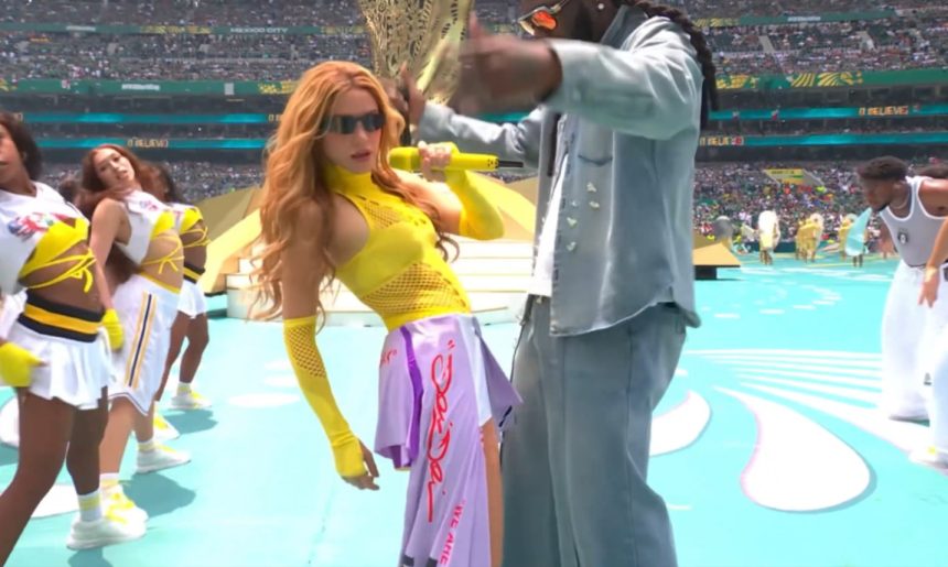 cm 2026 momentul viral al serii shakira continua sa danseze in timp ce organizatorii incercau sa o conduca in afara terenului 6a2b809fdf95b