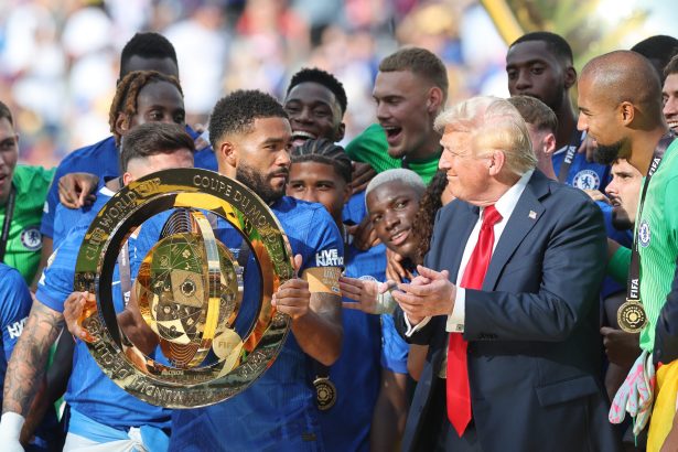 cupa mondiala donald trump va inmana trofeul echipei castigatoare asta evoca momentul stanjenitor de anul trecut de la cupa cluburilor 6a3b4b9838ee8