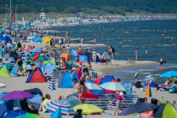 decizie controversata in sardinia persoanele intre 10 si 65 de ani nu mai au voie cu umbrele pe plaja 6a29690f7fce5