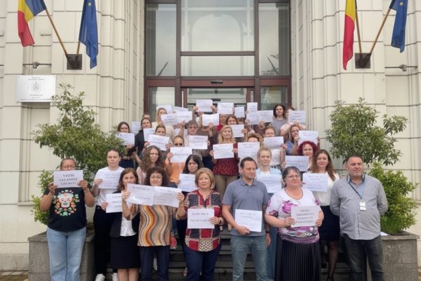 edited fara grefieri justitia se blocheaza grefierii protesteaza pe scarile instantelor si parchetelor impotriva legii salarizarii 6a268b1e3ef98