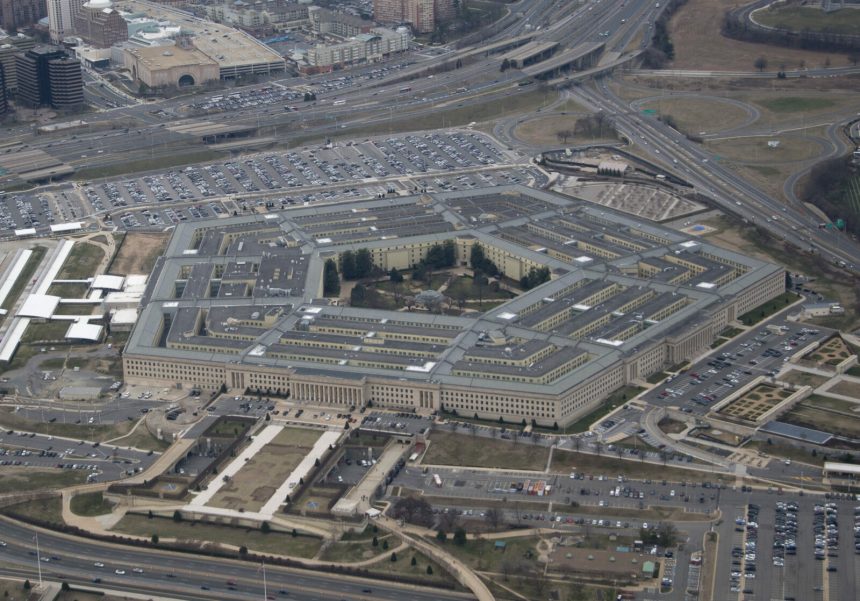 evacuare la pentagon mai multe echipe speciale se afla in cladire update alarma a fost falsa 6a2aee63c8c16
