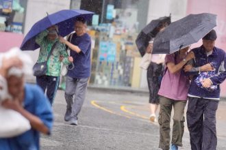 hong kong paralizat de ploi extreme autoritatile au emis cel mai grav nivel de alerta 6a33a56088e85