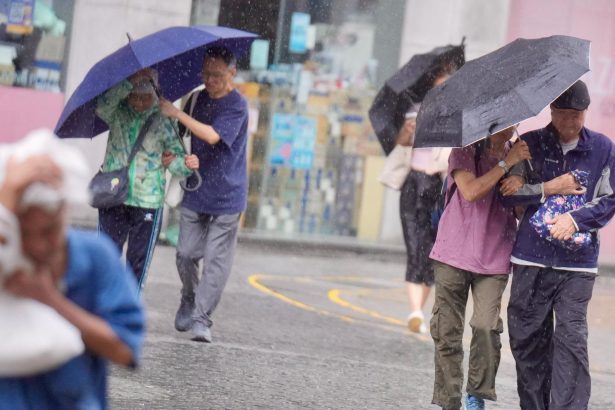 hong kong paralizat de ploi extreme autoritatile au emis cel mai grav nivel de alerta 6a33a56088e85