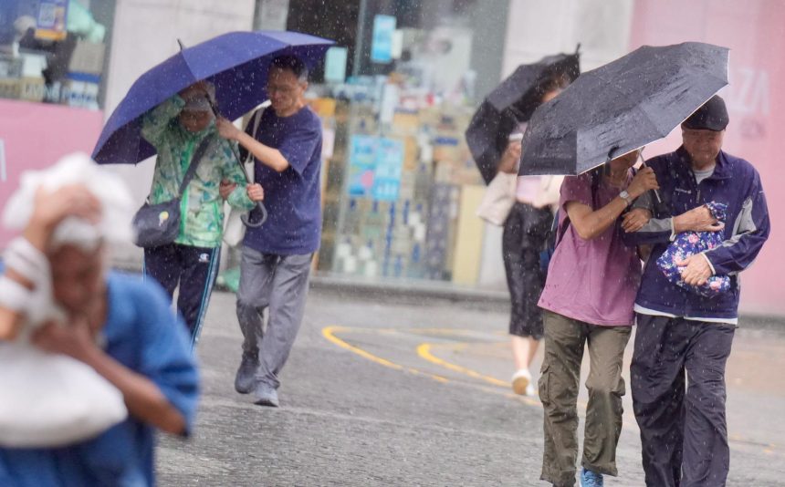 hong kong paralizat de ploi extreme autoritatile au emis cel mai grav nivel de alerta 6a33a56088e85