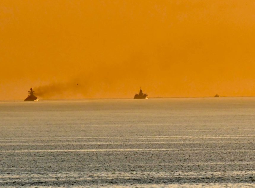 iahtul de lux atribuit lui putin escortat de nave de razboi rusesti prin apele danemarcei destinatia ramane un mister 6a438574786a7