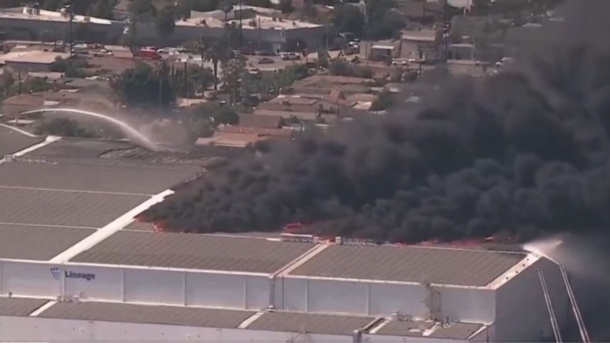 incendiu la un depozit din los angeles autoritatile au emis alerte pentru locuitori 6a33974dadef5