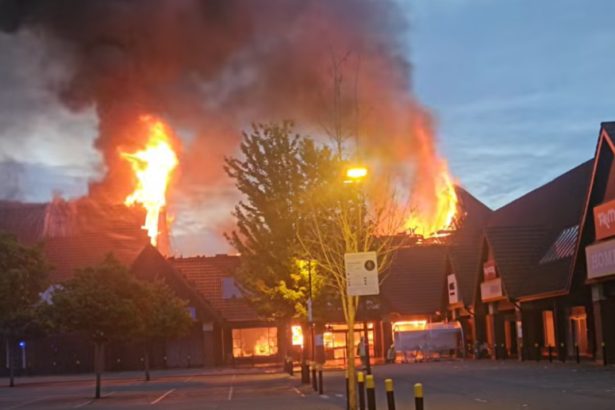 incendiu puternic la un centru comercial din leicestershire acoperisul unui magazin s a prabusit 6a36940f6f3b3