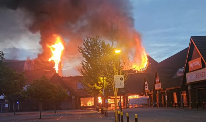 incendiu puternic la un centru comercial din leicestershire acoperisul unui magazin s a prabusit 6a36940f6f3b3