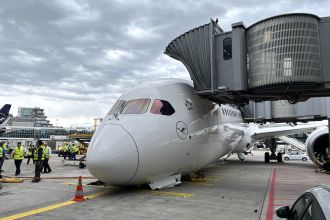 incident aviatic grav la frankfurt trenul de aterizare al unui avion boeing 787 lufthansa s a prabusit la poarta 6a22298716343