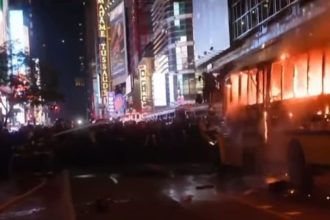 manhattan in flacari dupa succesul echipei knicks un autobuz al cupei mondiale a fost incendiat 6a2eab8f7db06
