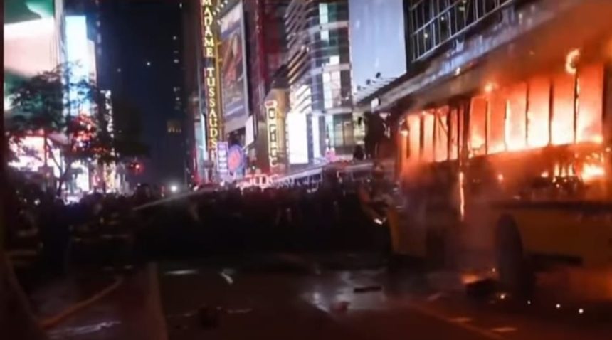 manhattan in flacari dupa succesul echipei knicks un autobuz al cupei mondiale a fost incendiat 6a2eab8f7db06