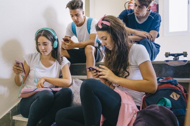 marea britanie inaspreste regulile pentru mediul online retelele sociale ar putea deveni inaccesibile pentru adolescenti 6a268075a3af3
