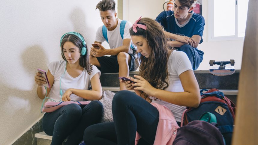 marea britanie inaspreste regulile pentru mediul online retelele sociale ar putea deveni inaccesibile pentru adolescenti 6a268075a3af3