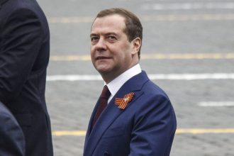 medvedev provoaca din nou a publicat un videoclip ai cu lideri occidentali distrusi intr un tocator 6a2bbd8fdf253