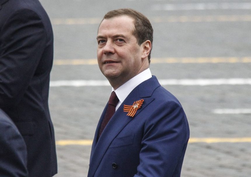 medvedev provoaca din nou a publicat un videoclip ai cu lideri occidentali distrusi intr un tocator 6a2bbd8fdf253