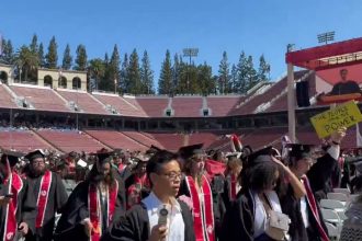 moment socant studentii de la stanford au parasit ceremonia de absolvire cand directorul google a inceput discursul 6a312f0057fb0