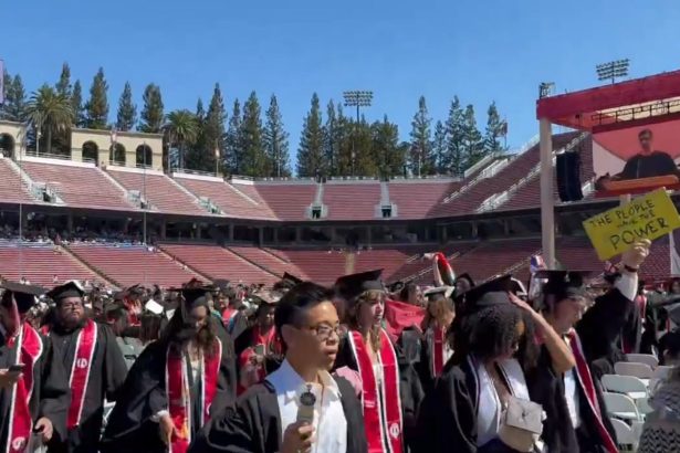 moment socant studentii de la stanford au parasit ceremonia de absolvire cand directorul google a inceput discursul 6a312f0057fb0