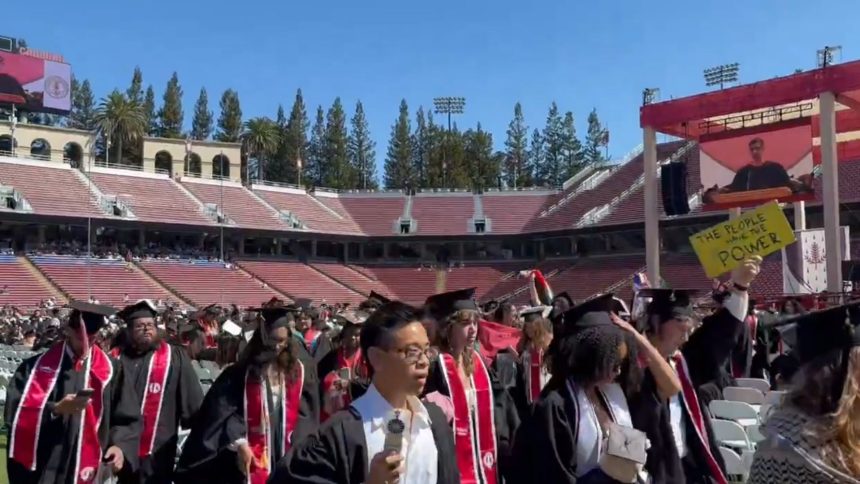 moment socant studentii de la stanford au parasit ceremonia de absolvire cand directorul google a inceput discursul 6a312f0057fb0
