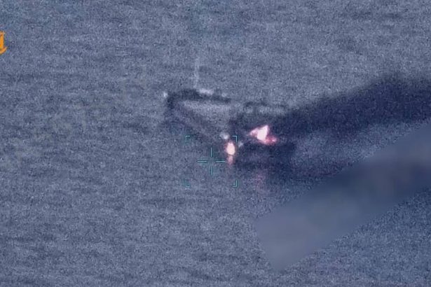 o nava de marfa lovita de o drona ruseasca a luat foc in marea neagra cel putin un mort si mai multe victime 6a38ca91cceb7