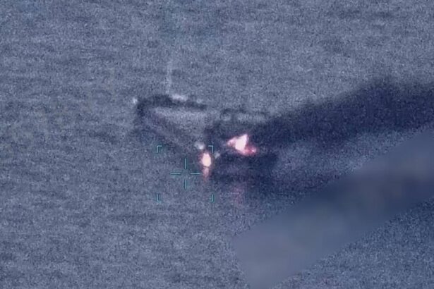 o nava de marfa lovita de o drona ruseasca a luat foc in marea neagra cel putin un mort si mai multe victime 6a38ca91cceb7 e1792161714830