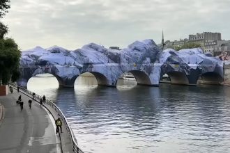 o pestera uriasa a aparut in centrul parisului instalatia care transforma unul dintre cele mai cunoscute poduri ale orasului 6a3109afa36ec