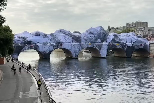 o pestera uriasa a aparut in centrul parisului instalatia care transforma unul dintre cele mai cunoscute poduri ale orasului 6a3109afa36ec