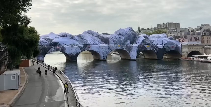 o pestera uriasa a aparut in centrul parisului instalatia care transforma unul dintre cele mai cunoscute poduri ale orasului 6a3109afa36ec