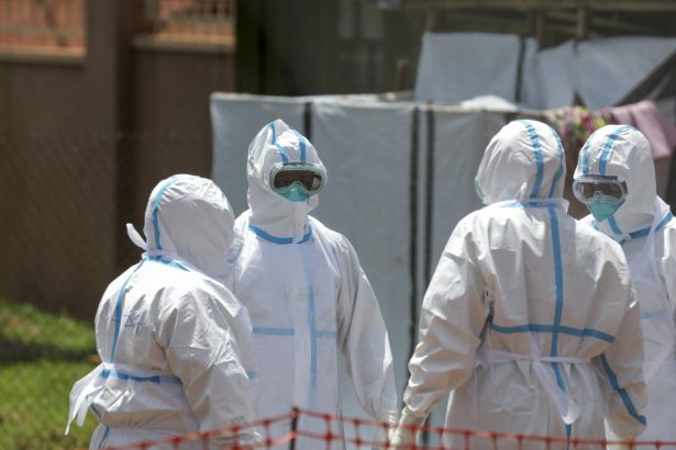 oamenii din congo cred ca ebola e raspandita de talismane cu dolari aruncate in latrine multi apeleaza la preoti in loc sa se duca la spital 6a324cd70f4af