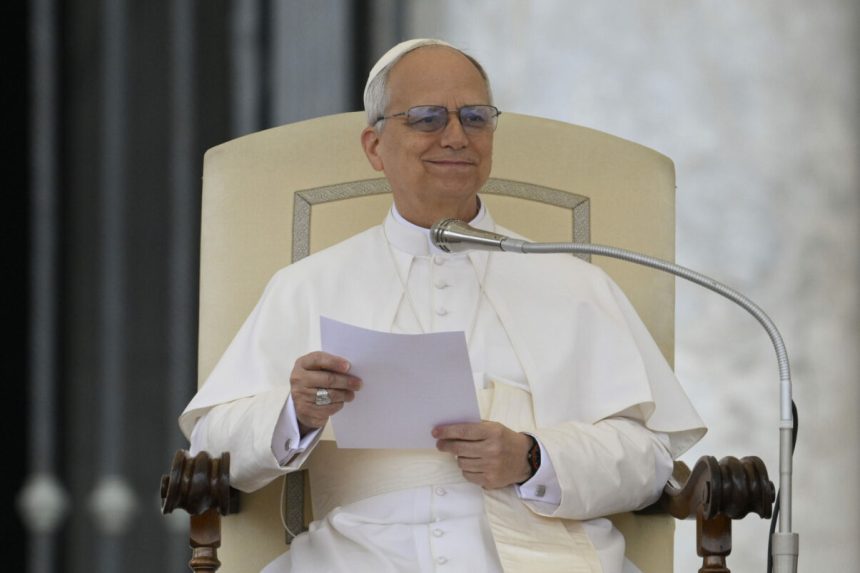 papa si a amanat plecarea din insulele canare din cauza unei probleme la avion 6a2c2e40cb3b5