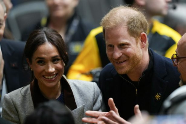 pentru prima data dupa patru ani harry si meghan revin in regatul unit alaturi de copii 6a33aa5240972