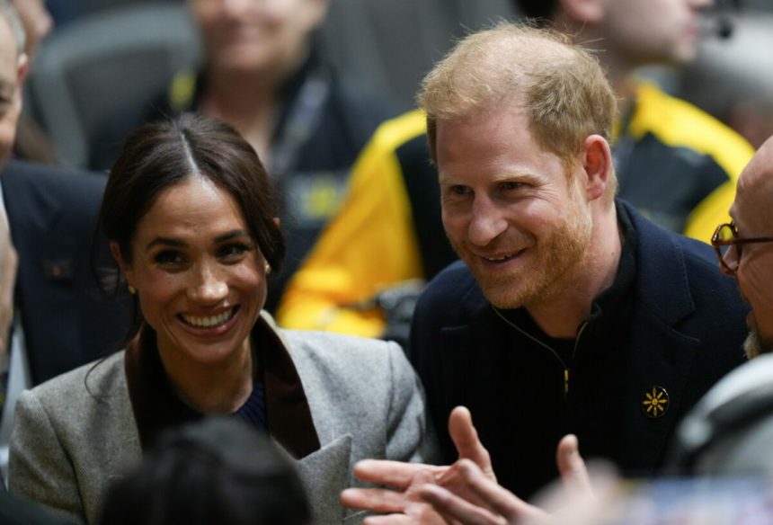pentru prima data dupa patru ani harry si meghan revin in regatul unit alaturi de copii 6a33aa5240972