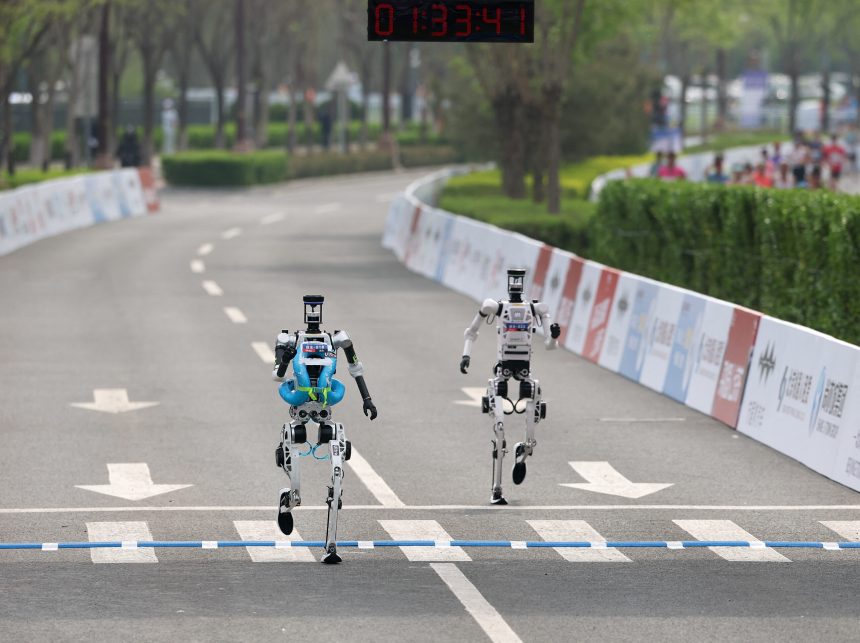 robotii prepara cocktailuri si alearga la maraton dar nu pot realiza sarcini simultan pericolul pentru oamenii din jurul lor 6a37a59833f4f